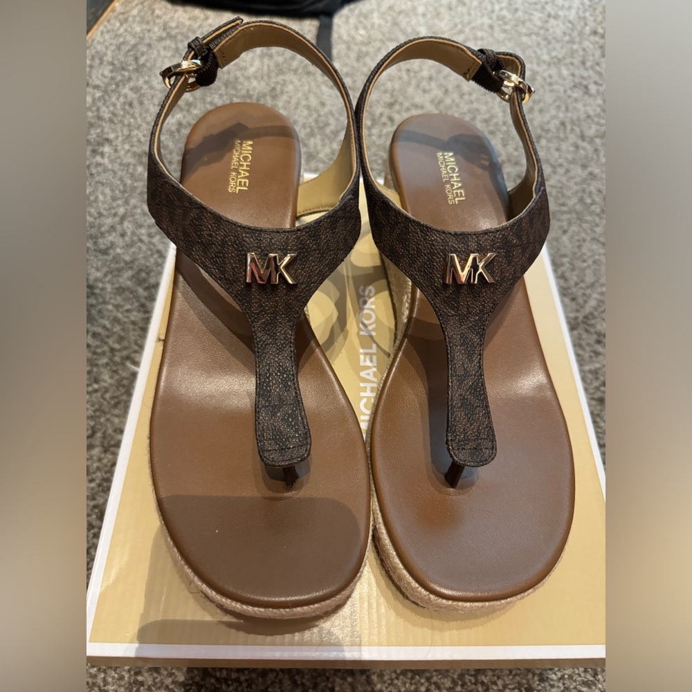 New Michael Kors Laney thong size 8 1/2 medium